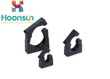 Il condotto flessibile elettrico di colore nero preme il collare del cavo ondulato di nylon del condotto