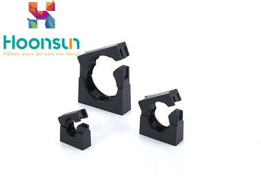 Il condotto flessibile elettrico di colore nero preme il collare del cavo ondulato di nylon del condotto