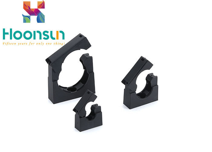 Il condotto flessibile elettrico di colore nero preme il collare del cavo ondulato di nylon del condotto